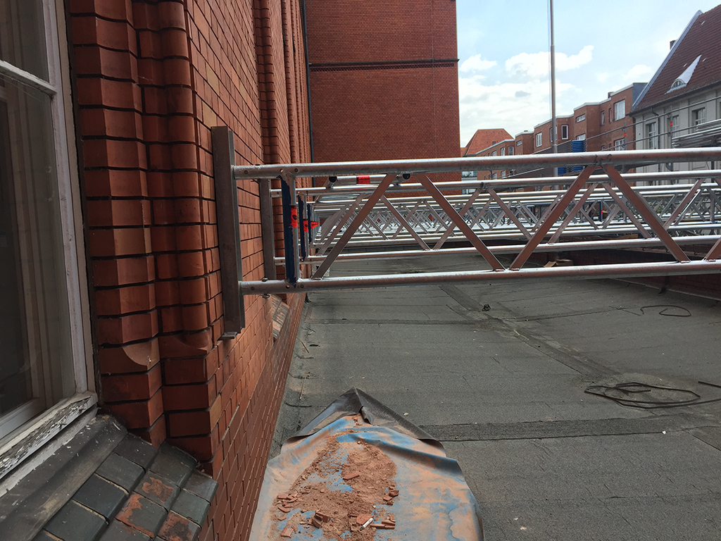 Berlin Gothenburger Straße Fassadengerüst auf Gitterträgern